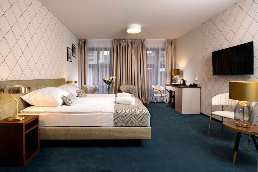 SUPERIOR, DOUBLE OR TWIN BED