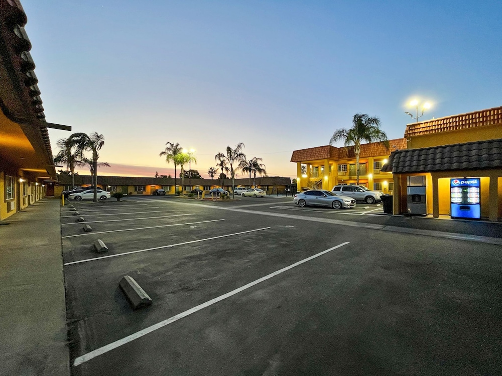 Rodeo Lodge (ex Americas Best Value Inn and Suites-Clovis/Fresno) 49/59