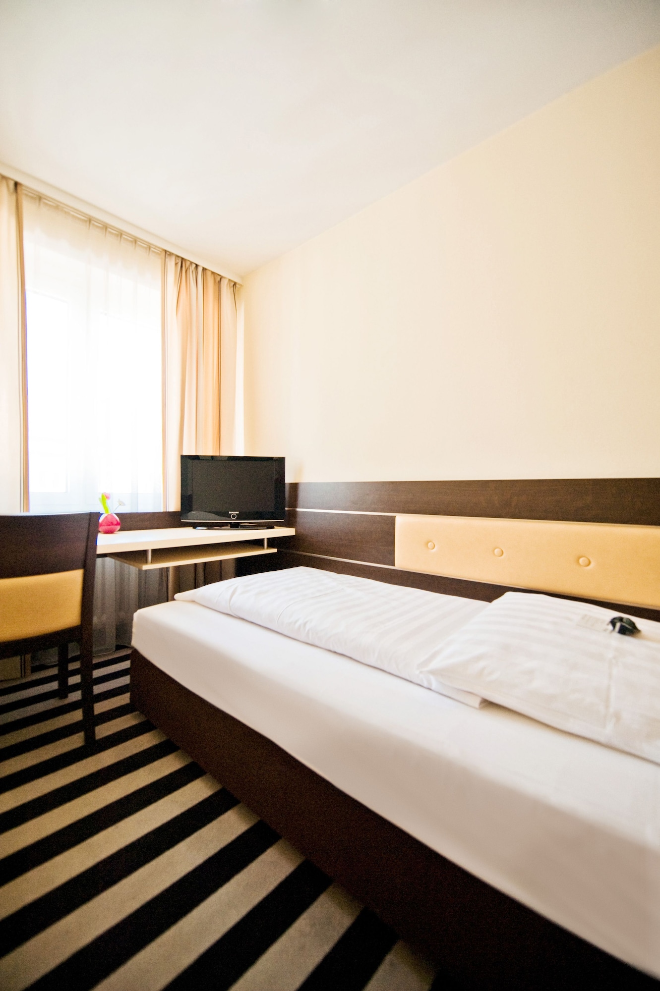 ROOM, SINGLE, SMALL