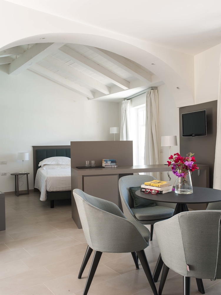 Felix La Coluccia Hotel 58/67