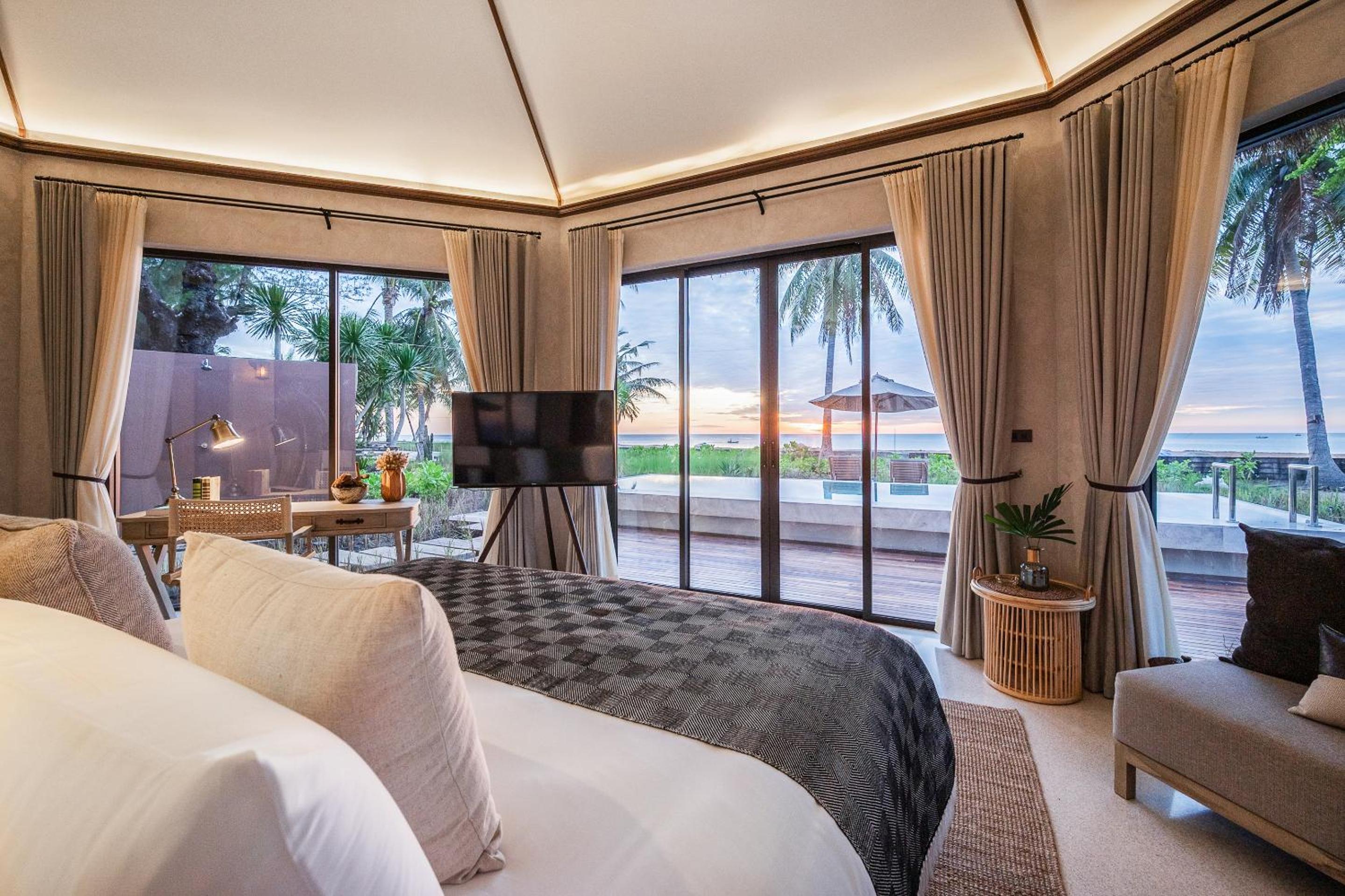 Pool, Villa, King Bed, Beach Front