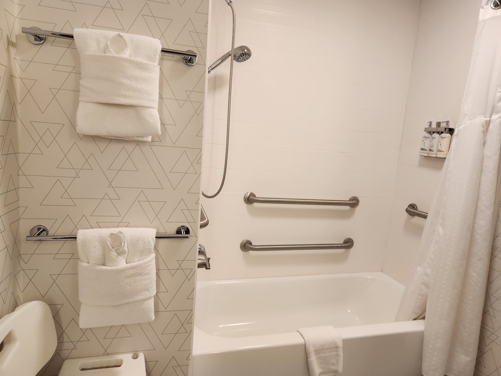 Holiday Inn Express Hotel Suites Crawfordsville 64/65