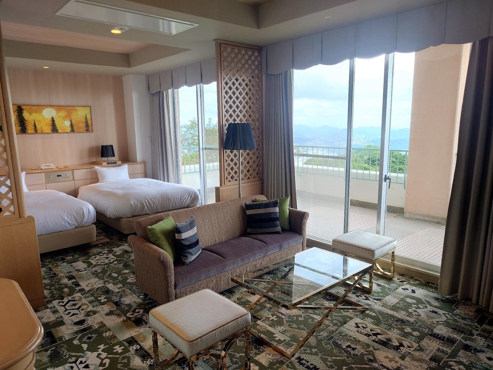 EXECUTIVE, TWIN BEDS
