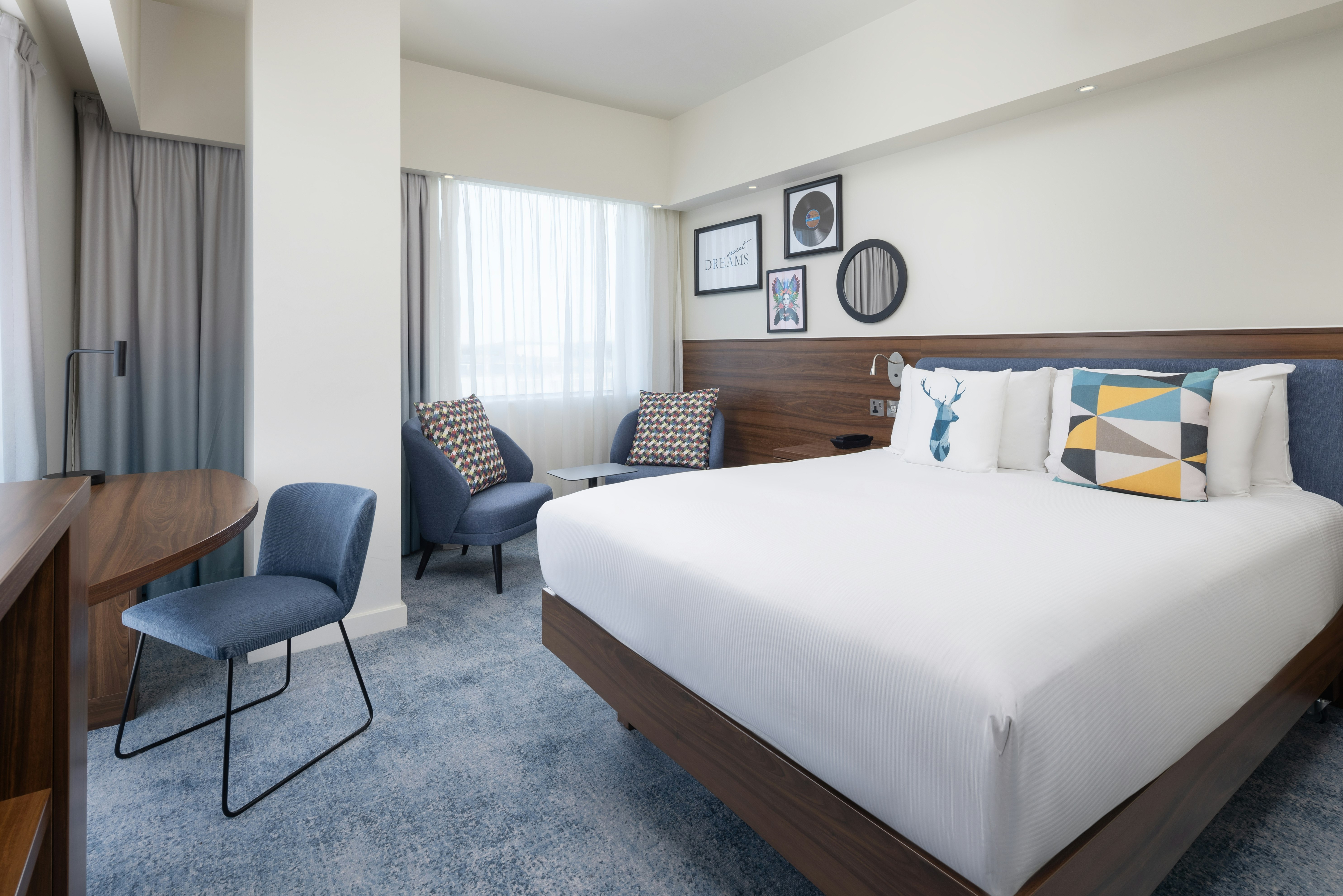 ROOM, QUEEN BED, CORNER