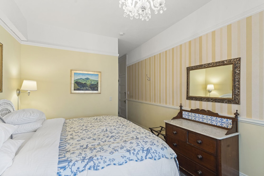 ROOM, KING BED, PRIVATE BATHROOM