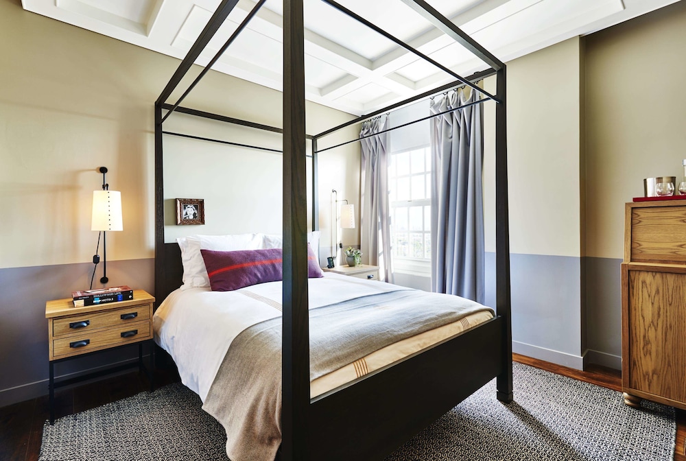 SUITE, KING BED, SOFA