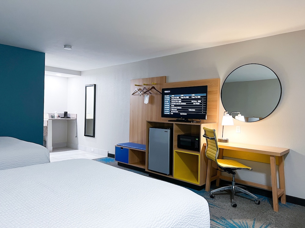 Days Inn & Suites by Wyndham Santa Rosa 10/30