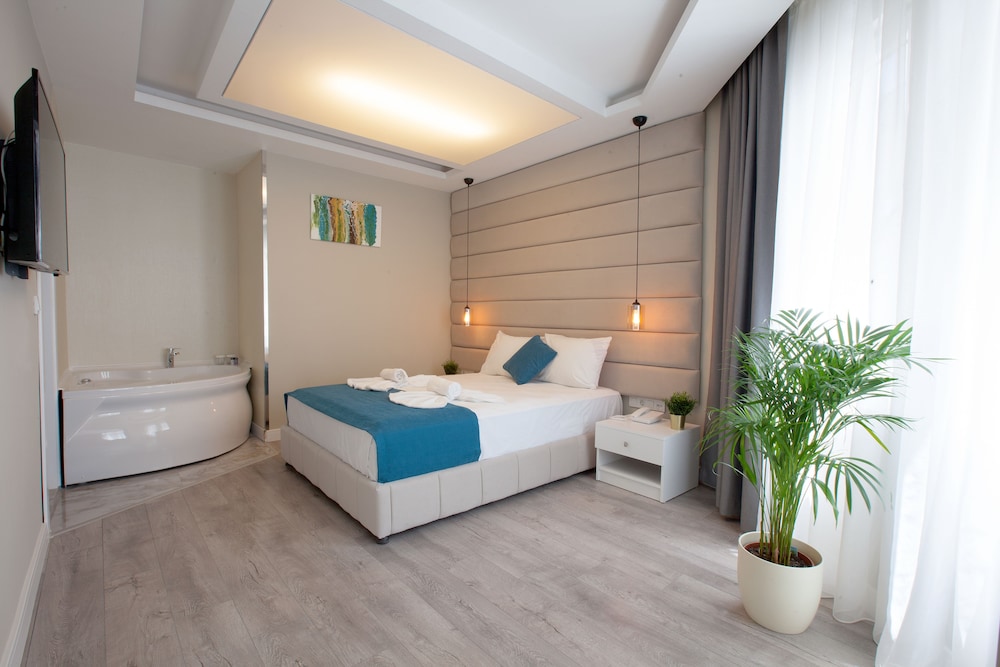 suite, jetted tub