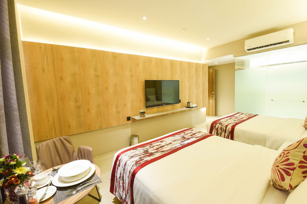 Red Hotel Cubao 21/64