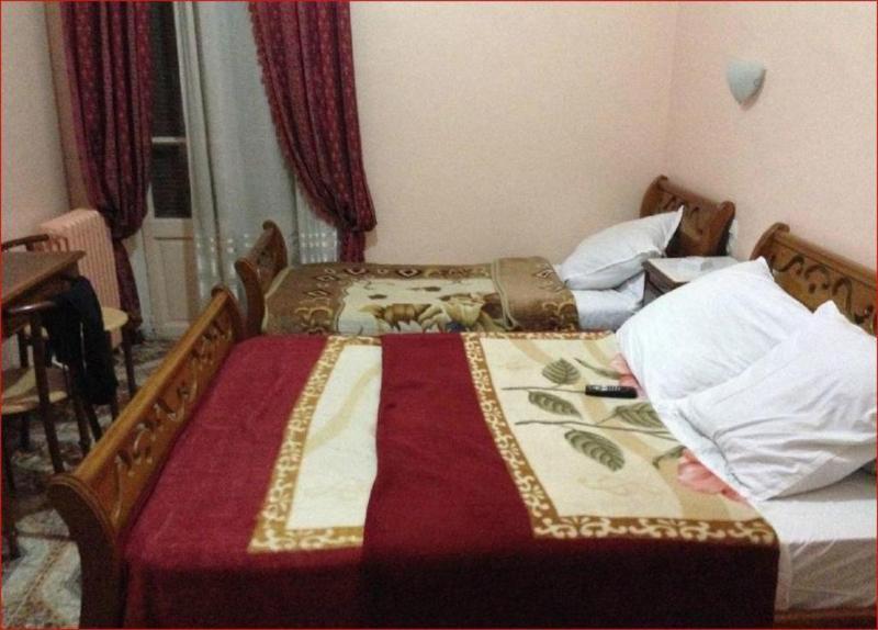 غرفة قياسية ثلاثية بسرير مزدوج وسرير فردي