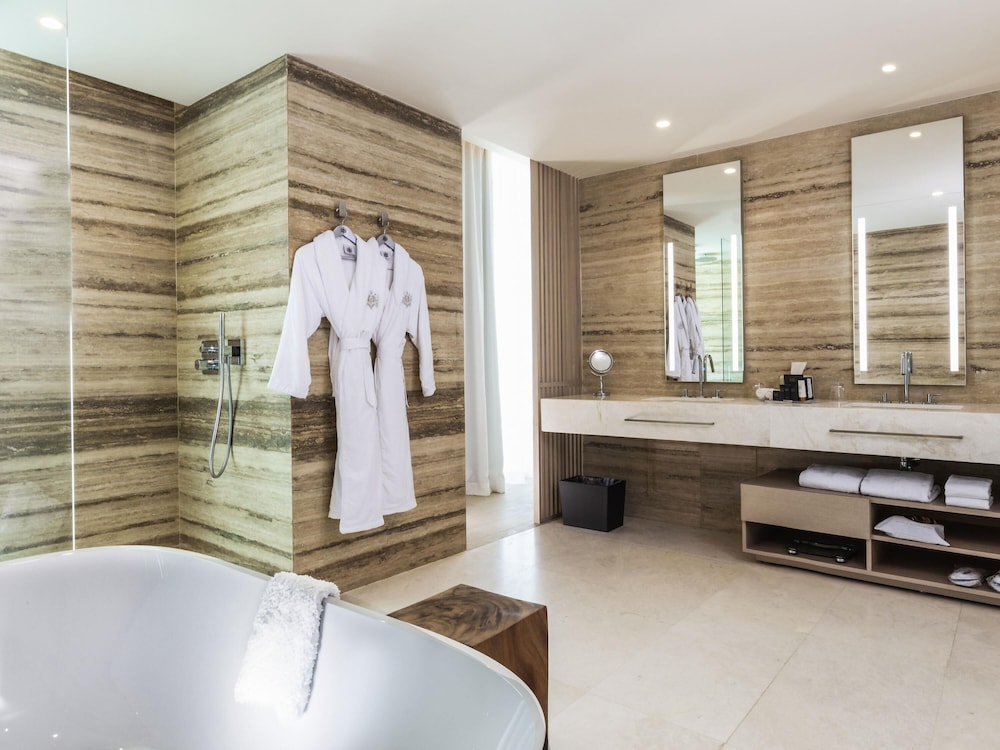 1 BEDROOM, PREMIER, SUITE, OCEAN FRONT