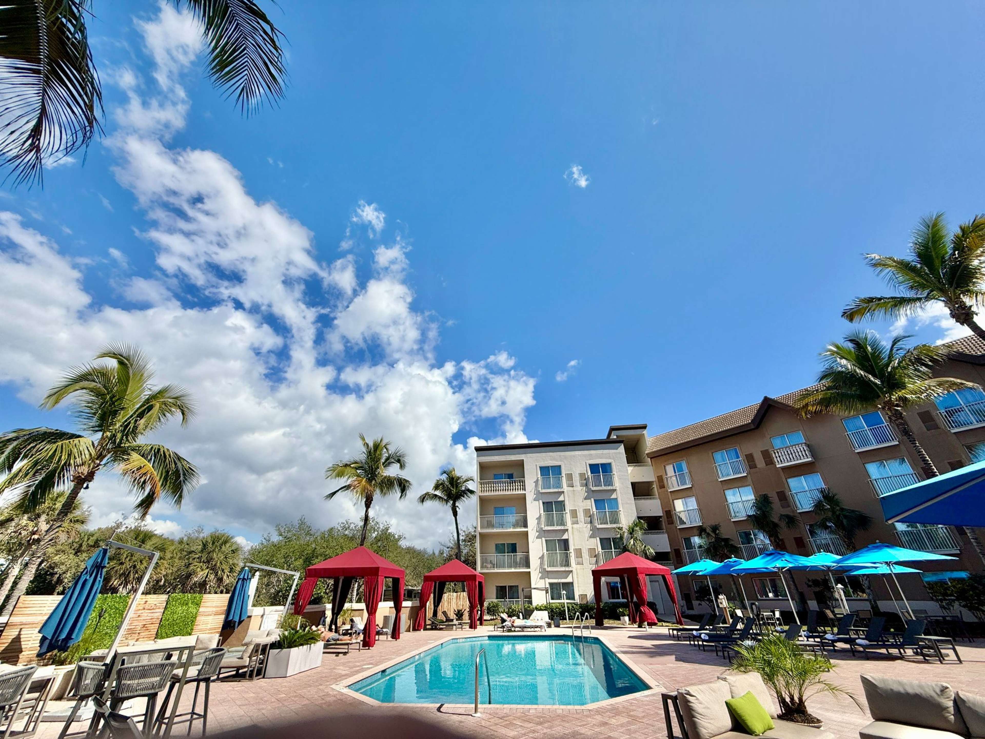 Holiday Inn Express and Suites Naples Downtown 63/64
