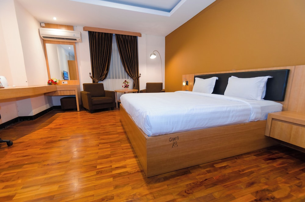 EXECUTIVE, KING BED