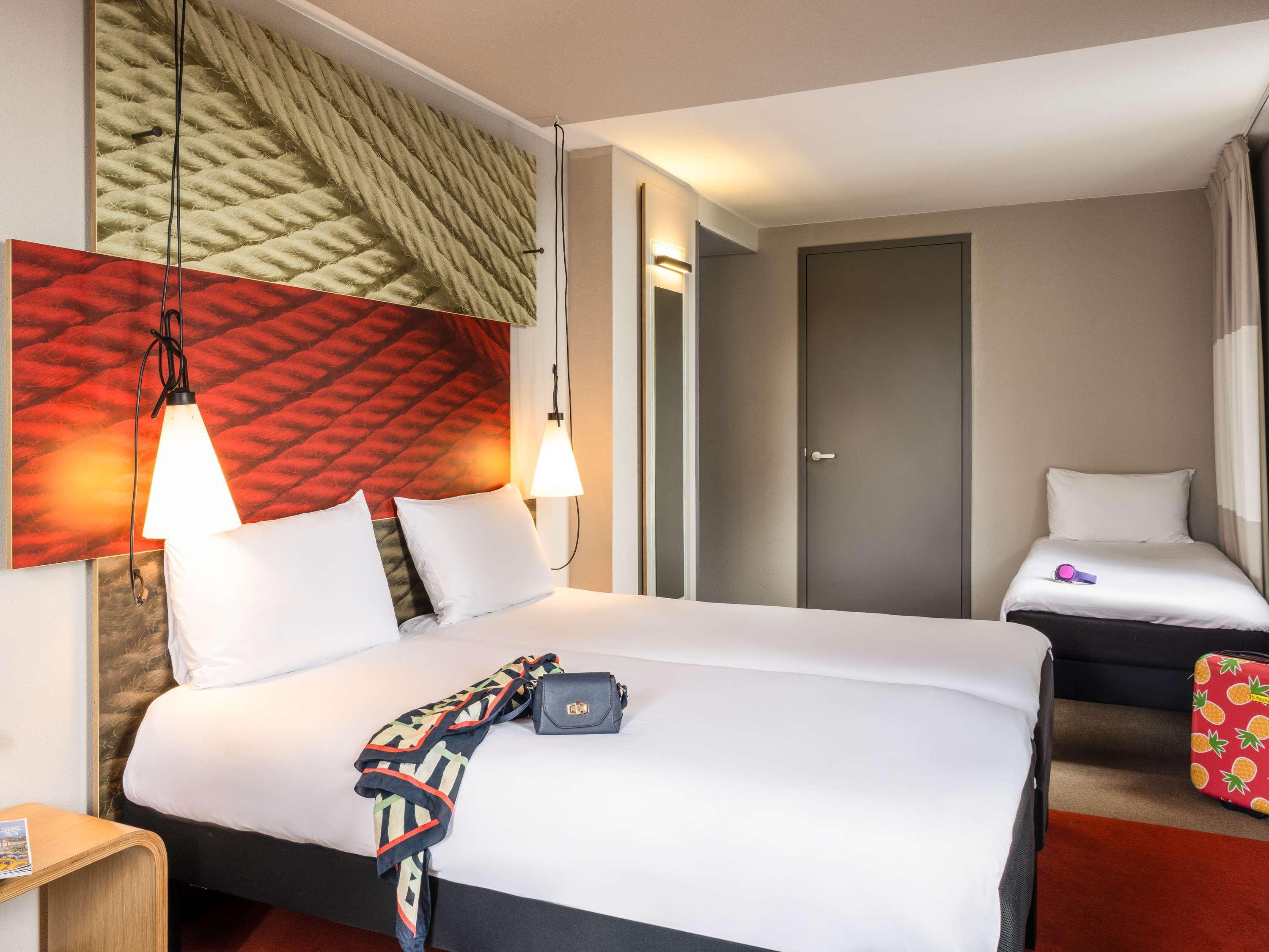 ROOM, 3 BEDS