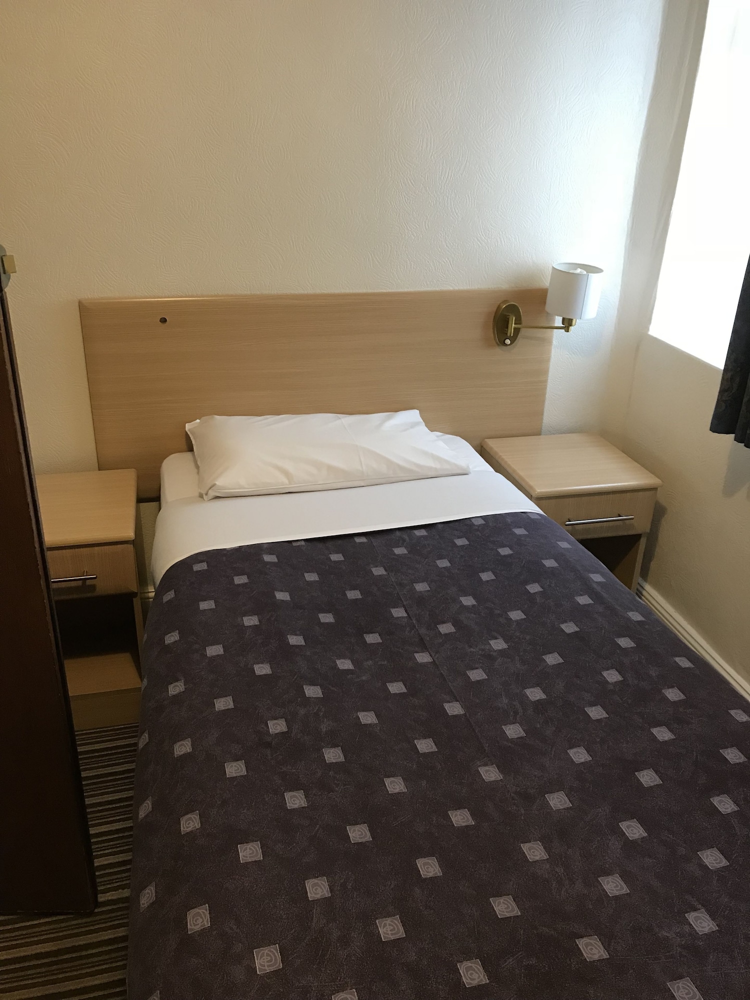 ROOM, SINGLE