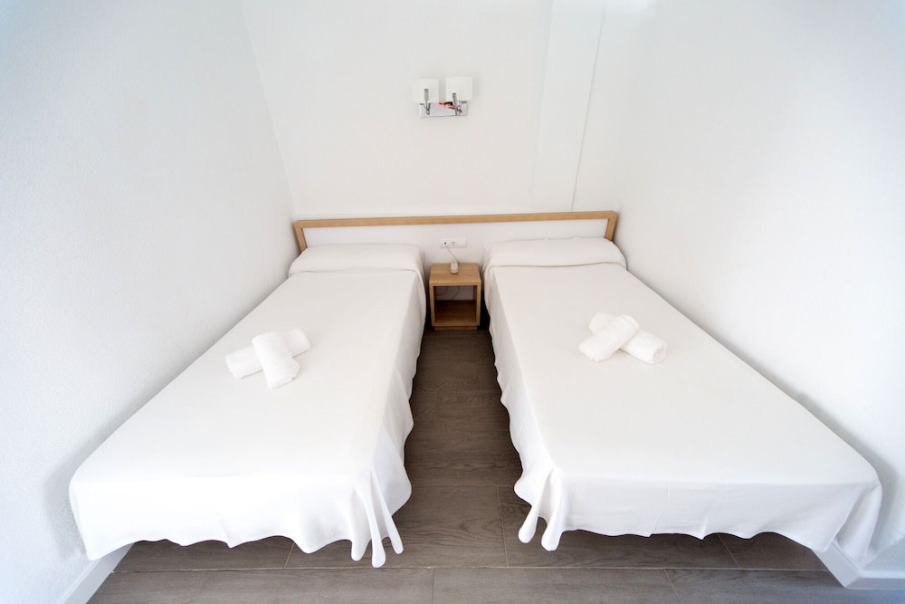 STUDIO, SINGLE, TWIN BEDS, PARTIAL SEA VIEW, BALCONY