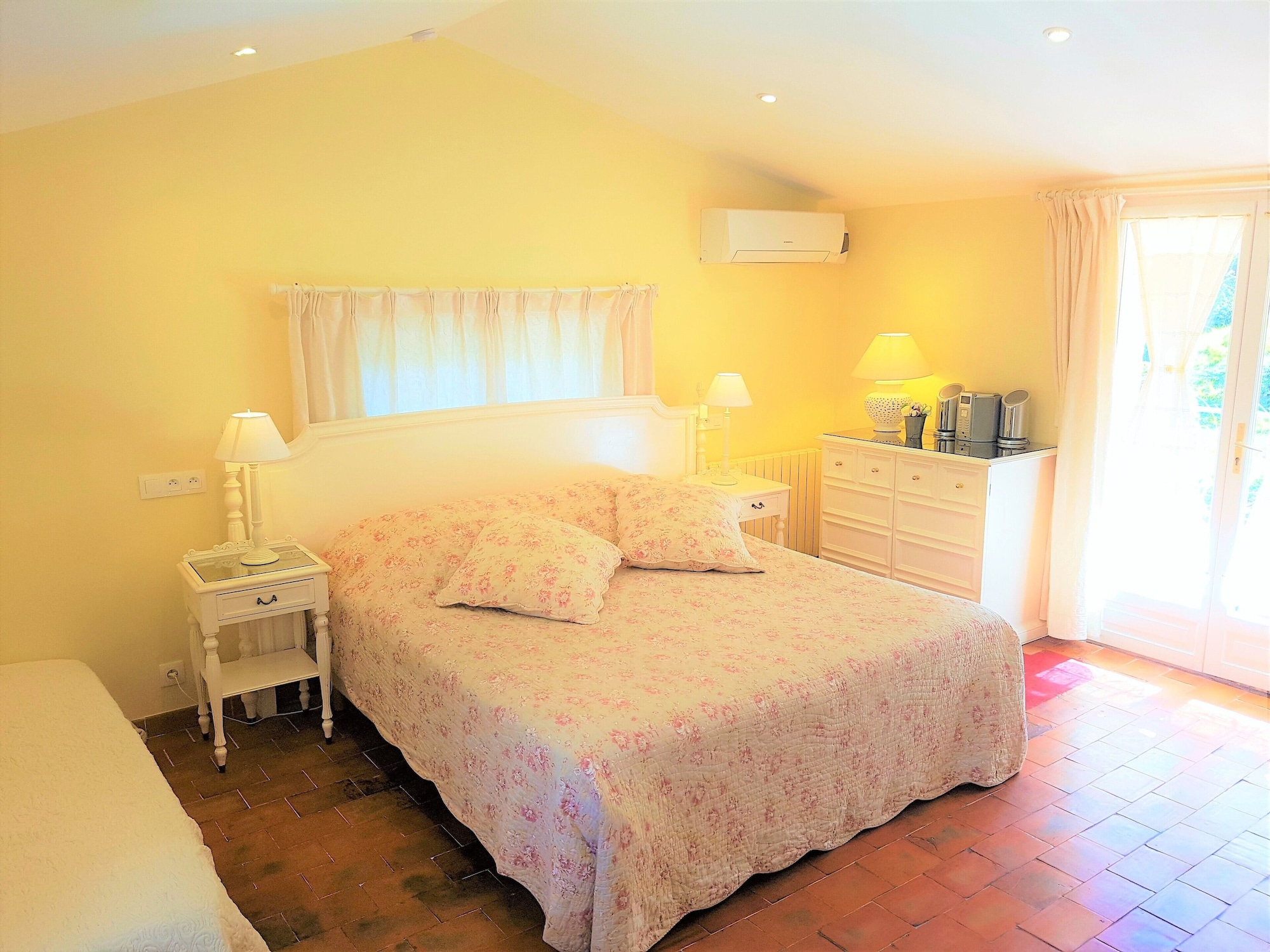 ROOM, DOUBLE OR TWIN BED, SEA SIDE