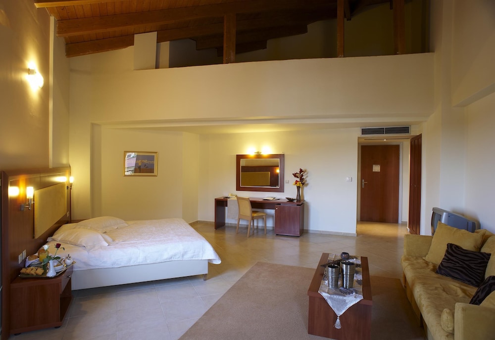 Parnis Palace Hotel Suites 8/25