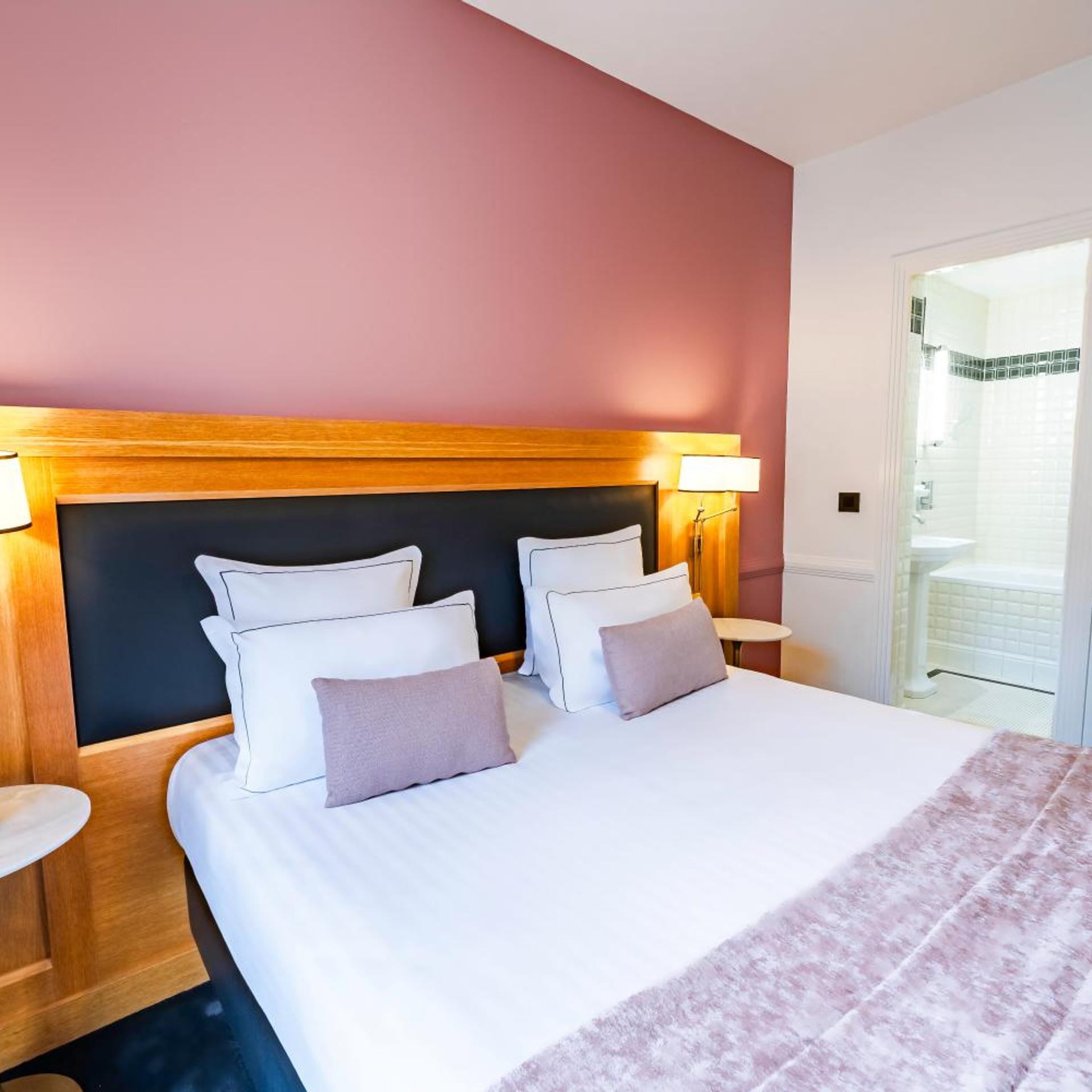 Superior, King Bed, Eiffel View, Balcony