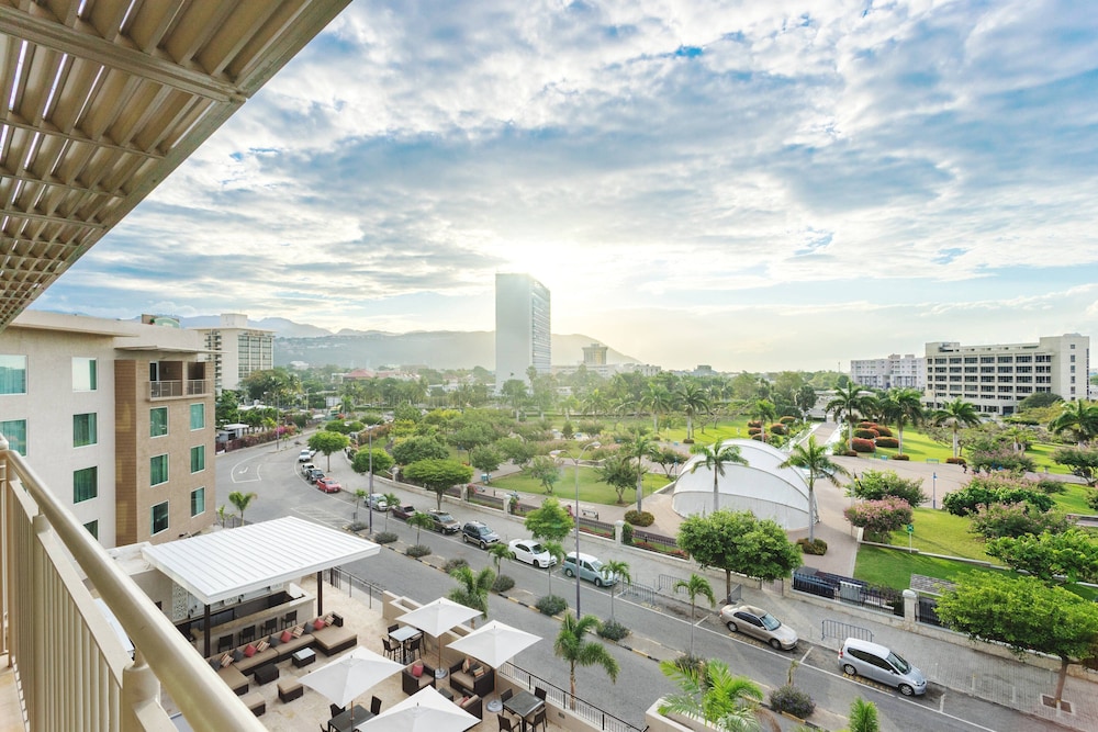 Courtyard By Marriott Kingston Jamaica 5/51
