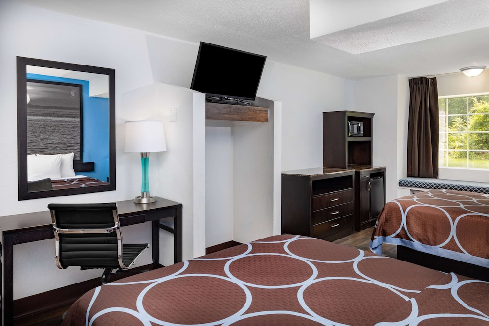 Super 8 By Wyndham Pensacola 38/49