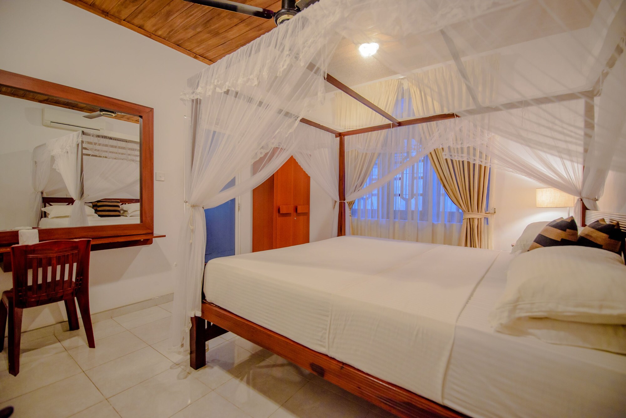 DELUXE, DOUBLE BED