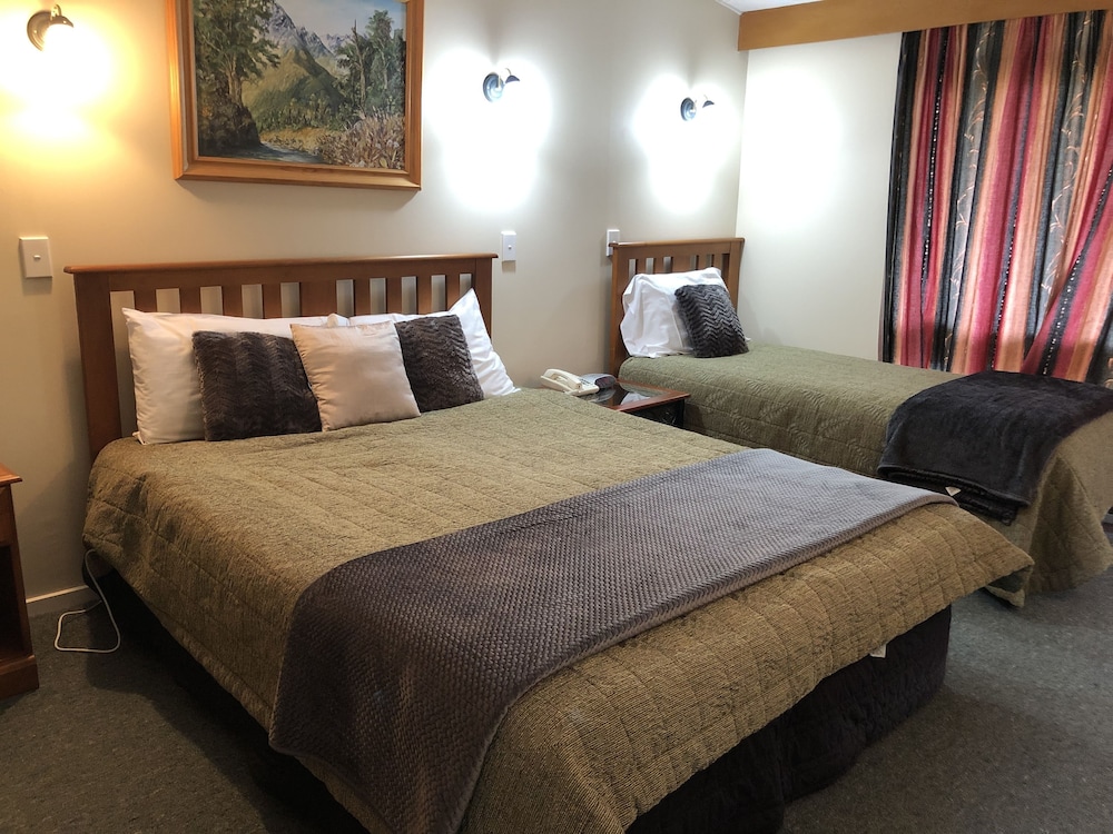 MANAPOURI LAKEVIEW MOTOR INN 10/69