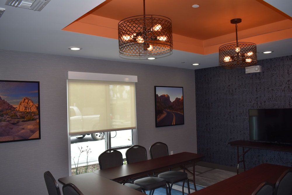 La Quinta Inn & Suites by Wyndham San Bernardino 36/45