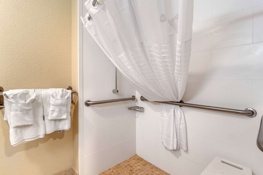 Comfort Inn & Suites South Hill I-85 21/22