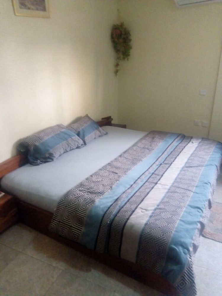 SUPERIOR, QUEEN BED