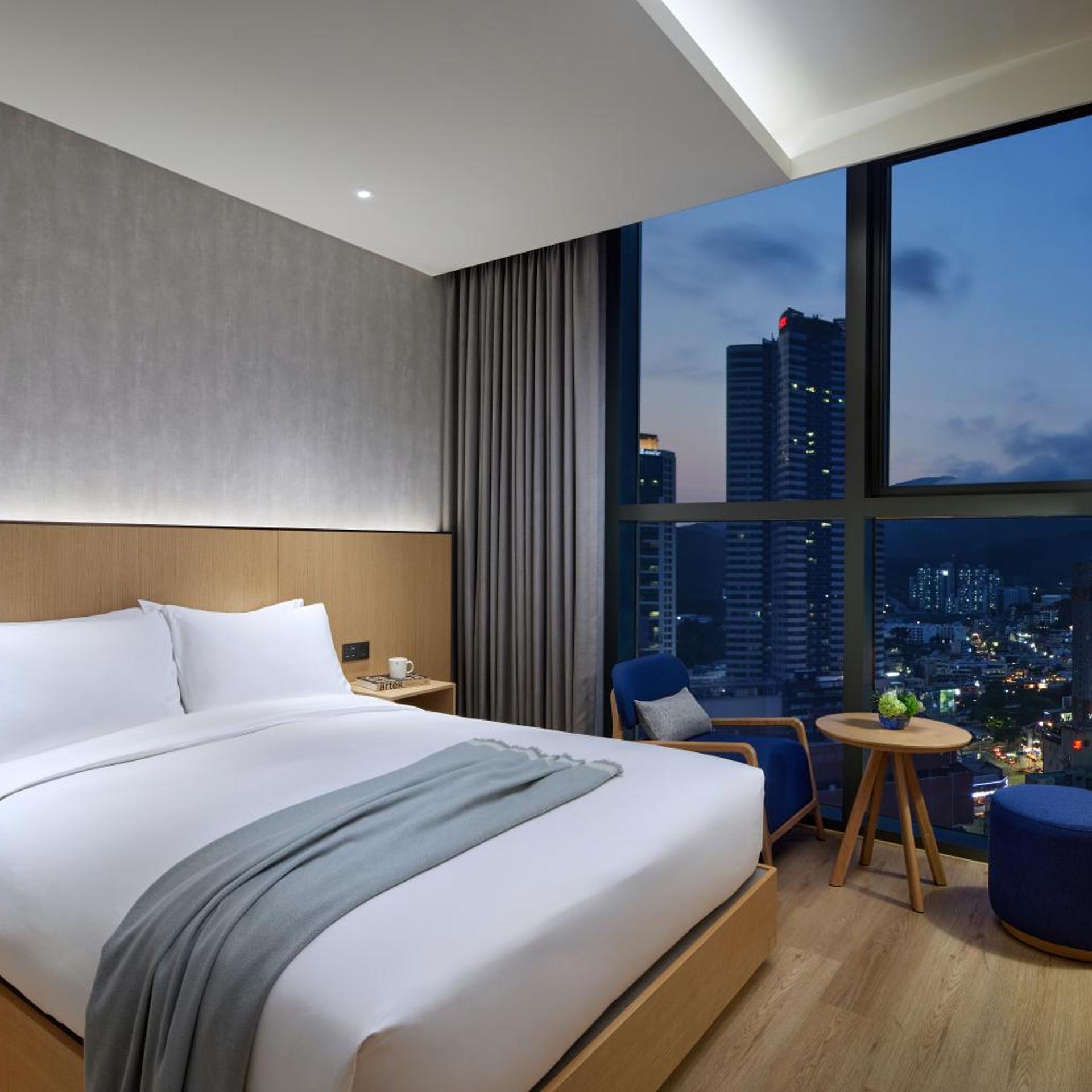 Standard, Queen Bed, Town View