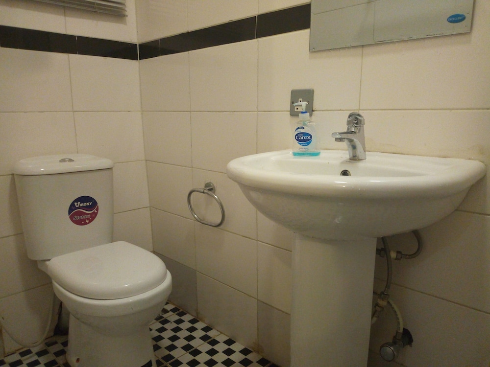 Euro Lounge And Suites 16/16