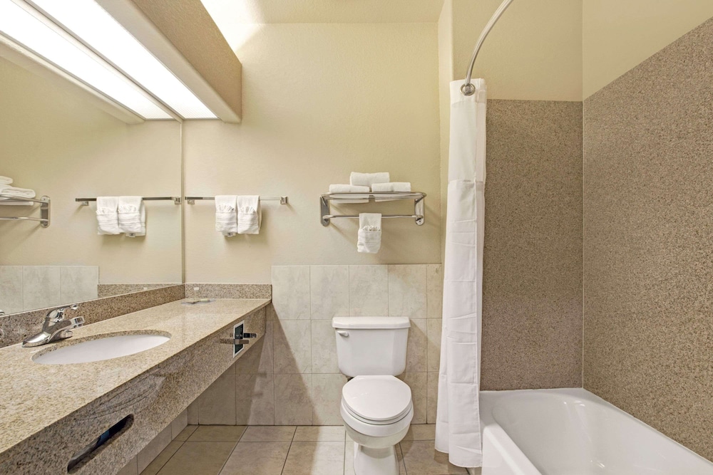 Super 8 by Wyndham IAH West/Greenspoint 11/31