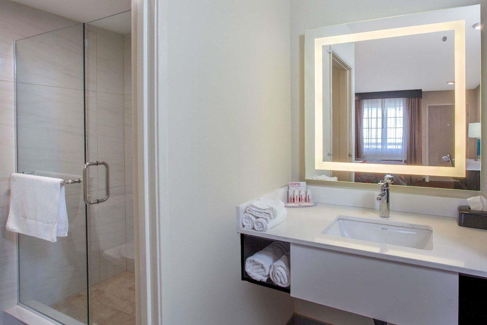 Ramada By Wyndham Culver City 21/49