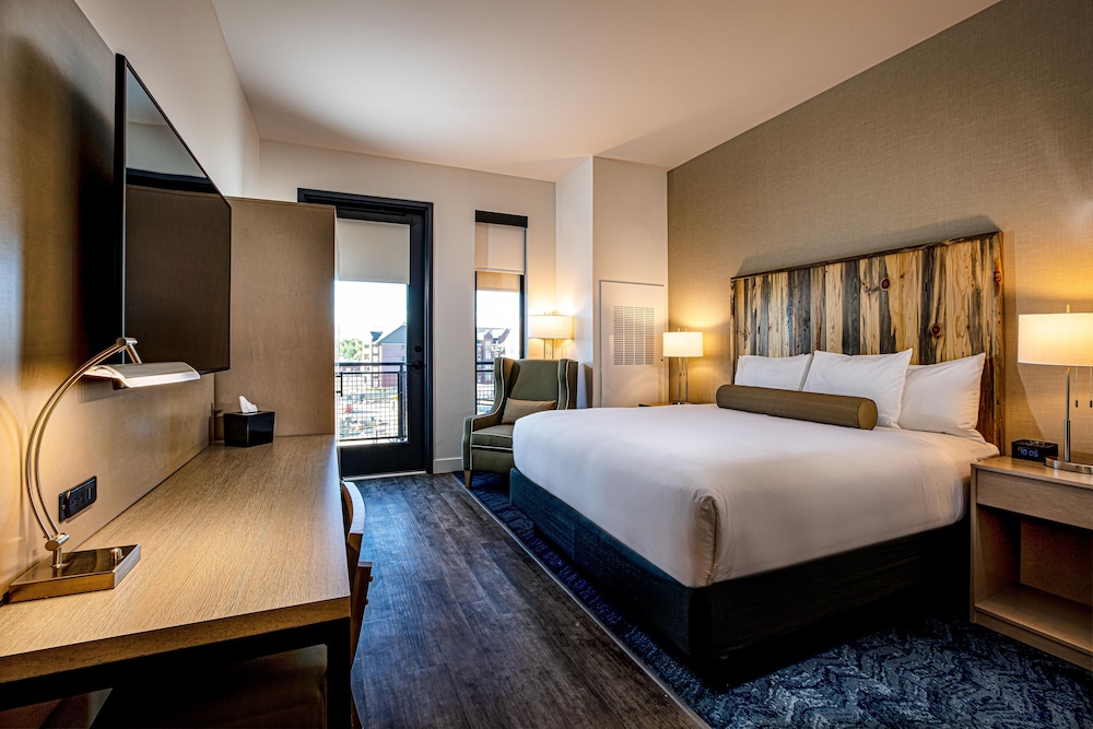 Hotel Maverick 10/50
