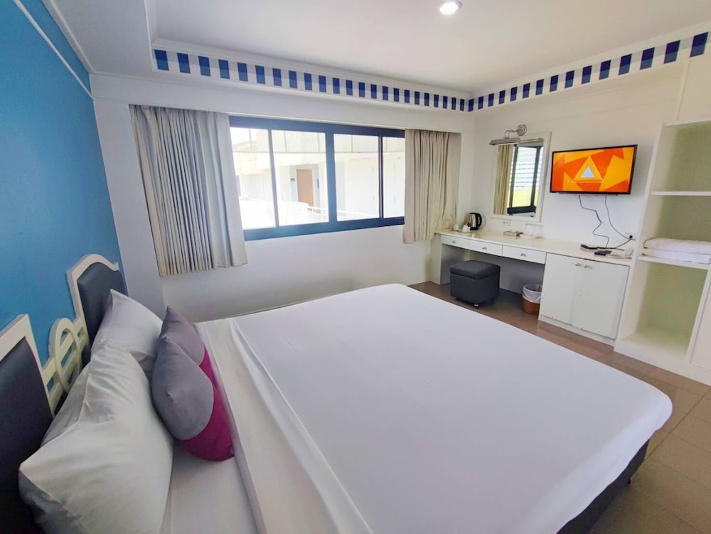 ROOM, DOUBLE BED, CORNER