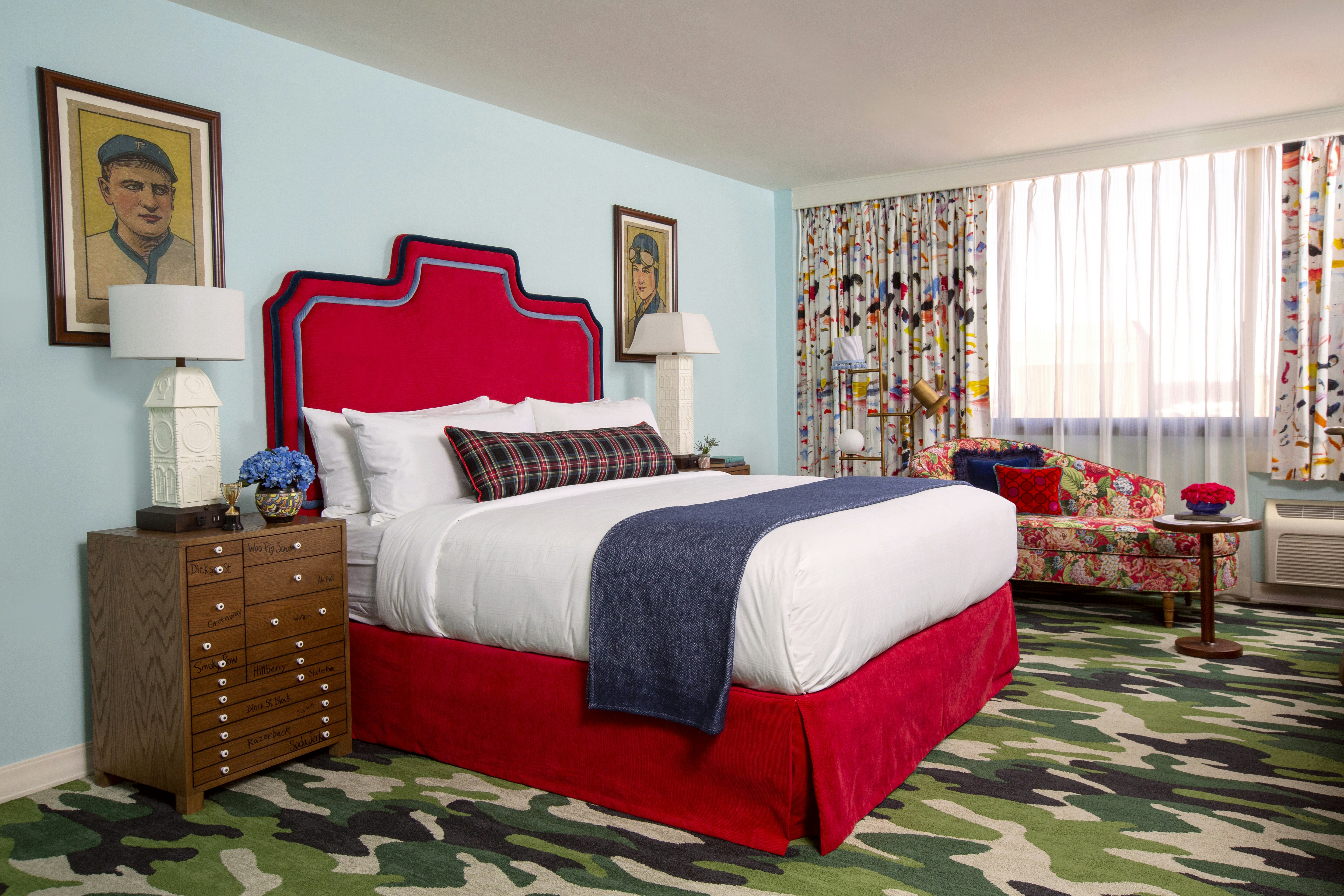 Graduate, King Bed, Corner
