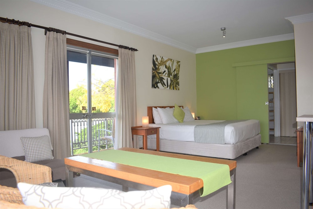 The Henry Parkes Tenterfield Ex Best Western 36/46