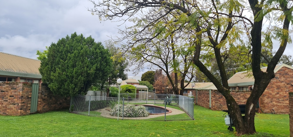 Belvoir Village Motel Apartments 45/57