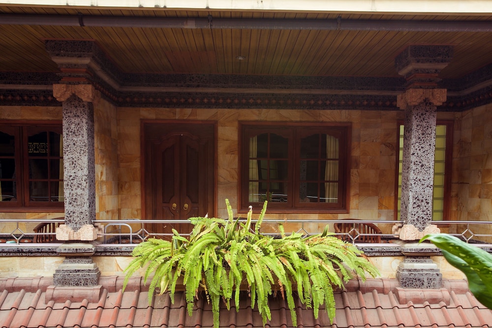Segara Sadhu Inn 6/62