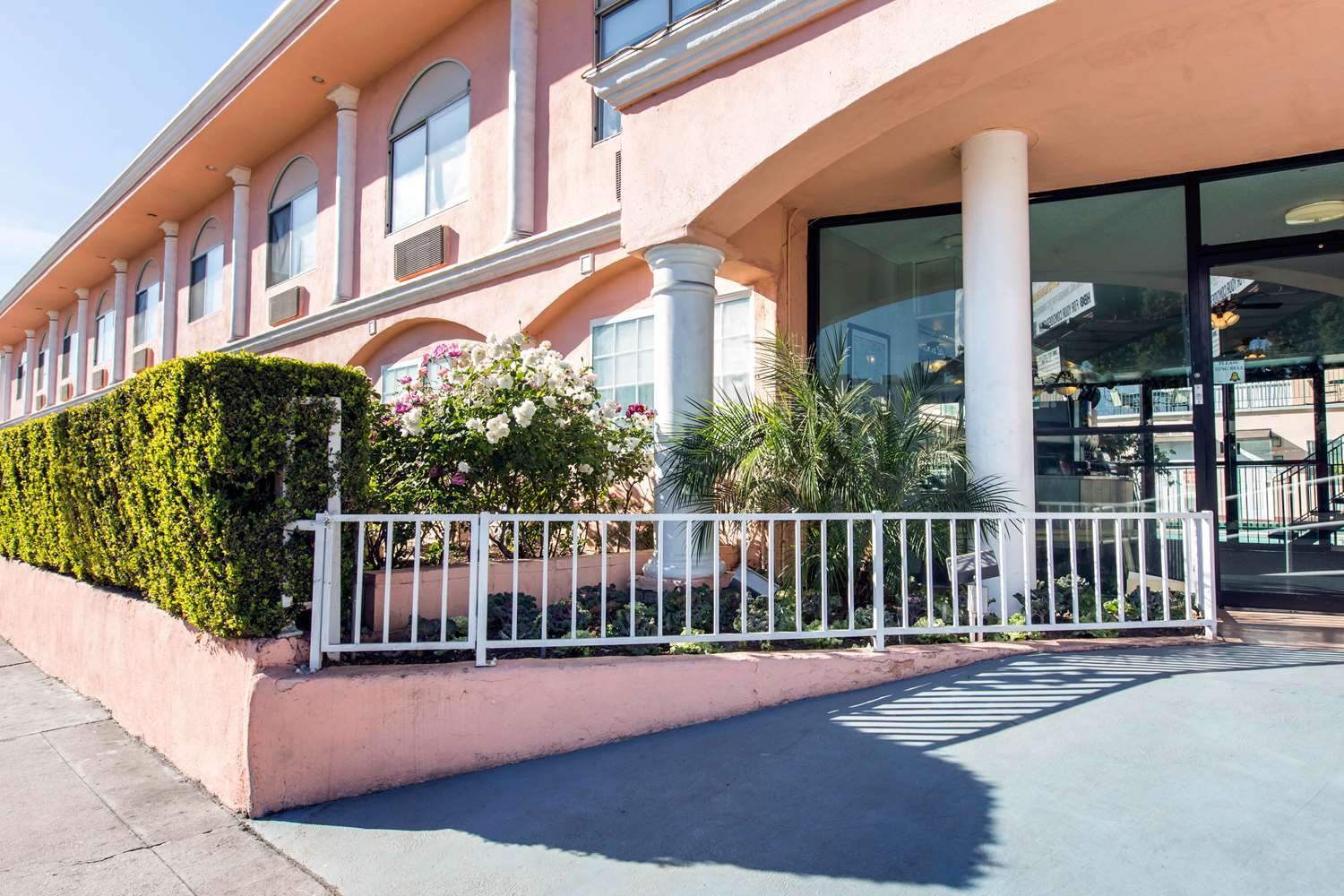 Rodeway Inn near Melrose Ave 12/13
