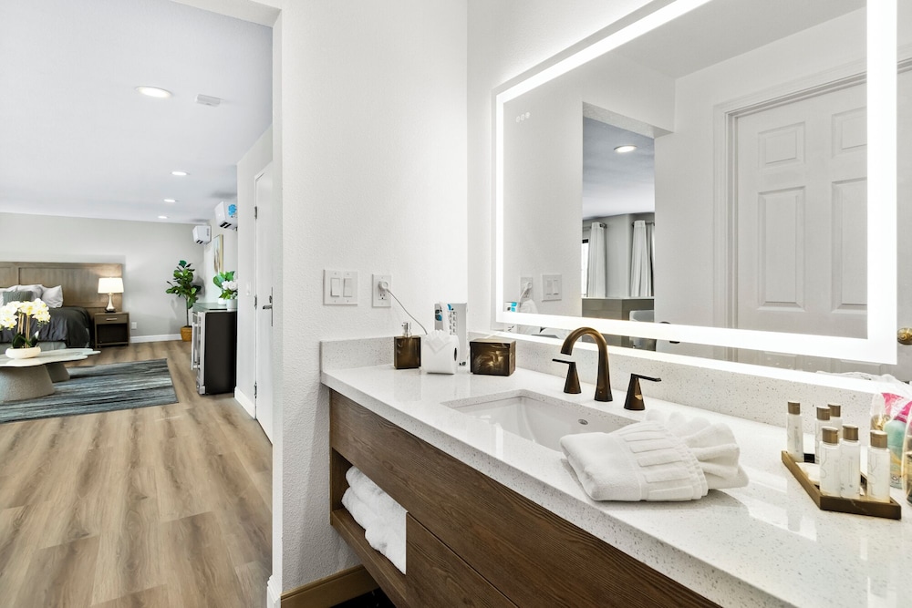 Serene Vegas Boutique Hotel 50/50