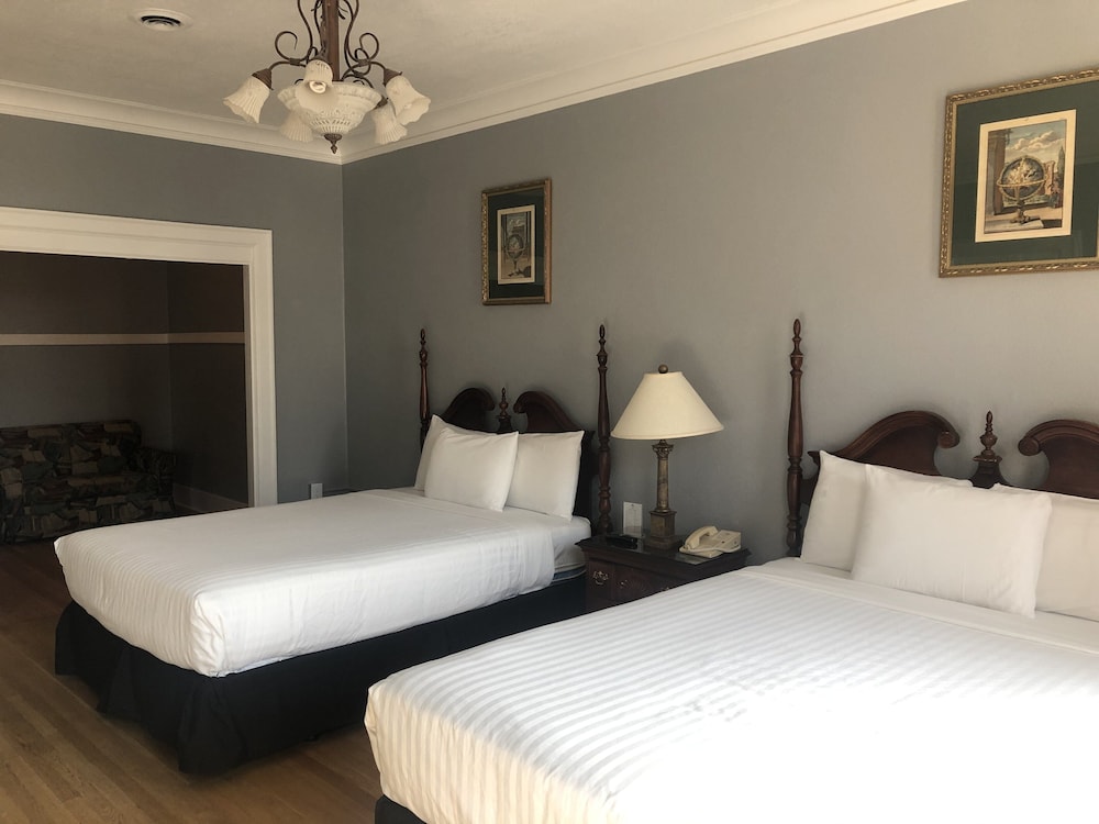 MarQueen Hotel 8/55