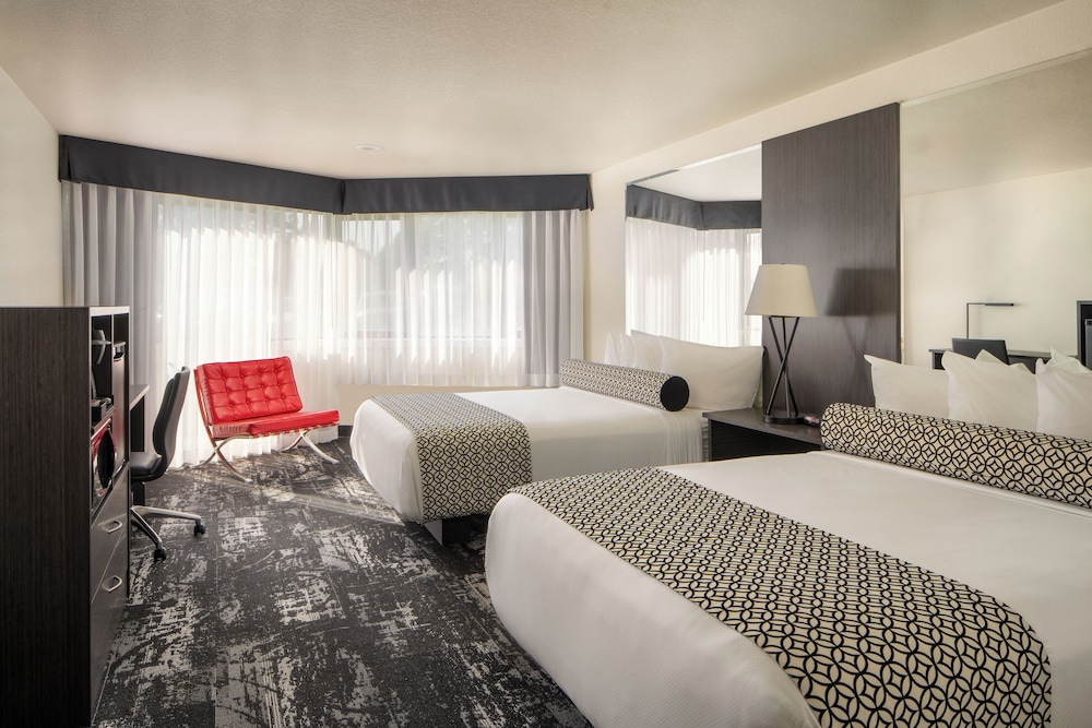 DELUXE, 2 QUEEN BEDS