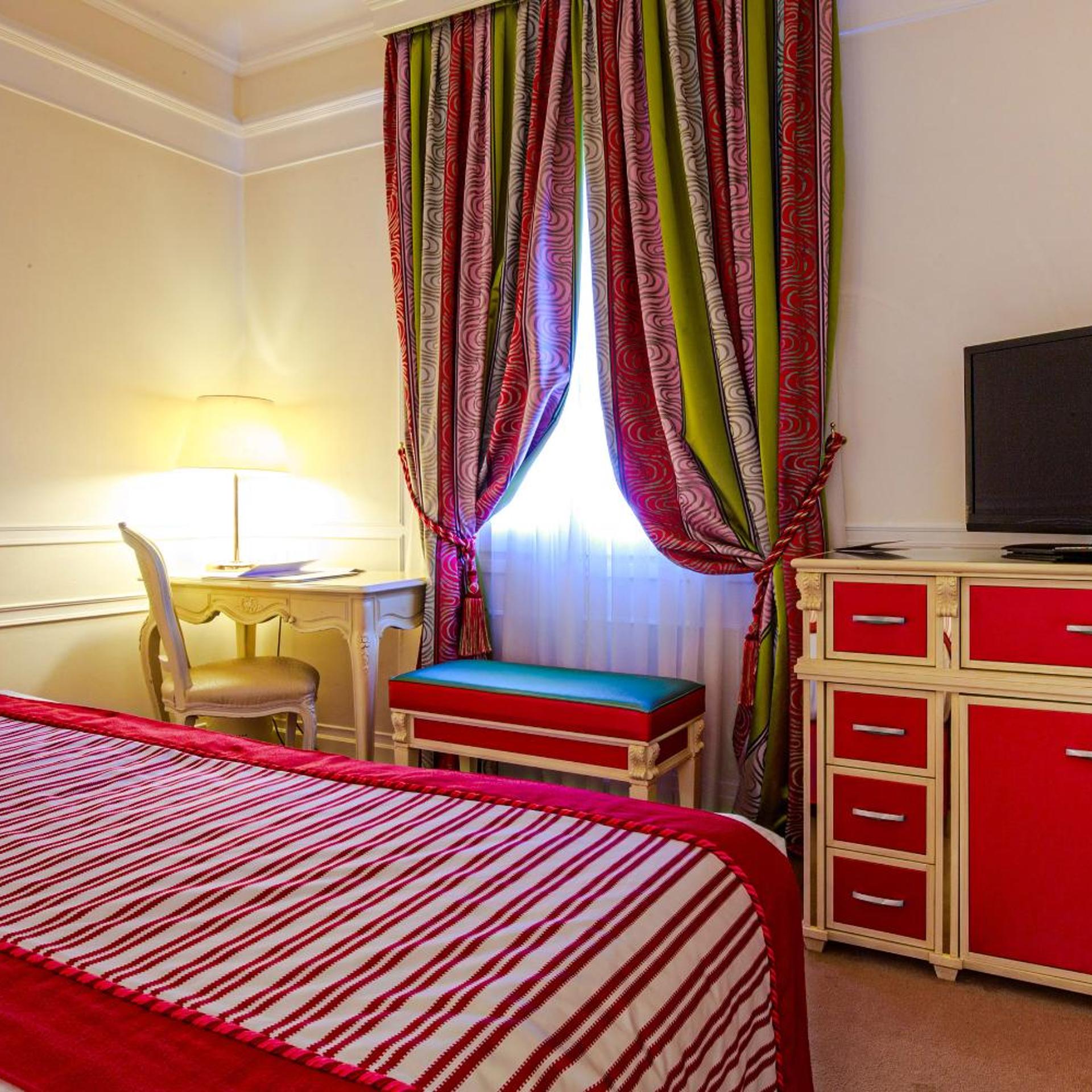 غرفة كلاسيكية بسرير مزدوج أو سريرين منفصلين بإطلالة على المسبح، Grand Hotel Des Bains 3/10