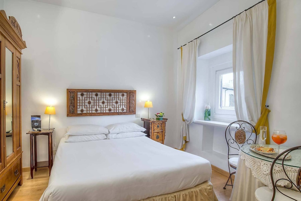 Queen Bed, Fountain View