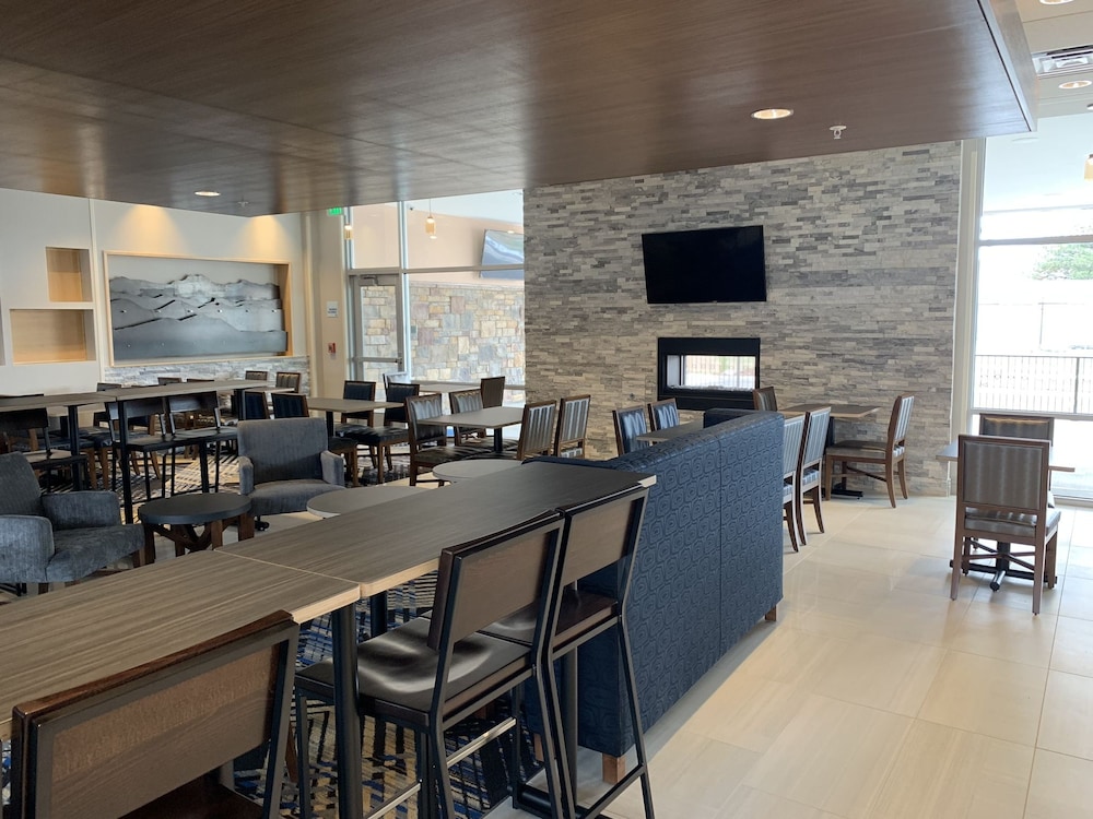 Holiday Inn Express Suites Denver Aurora Medical Campus 50/62
