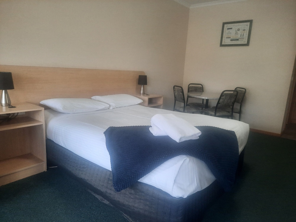 Arthur Phillip Motor Inn 10/36