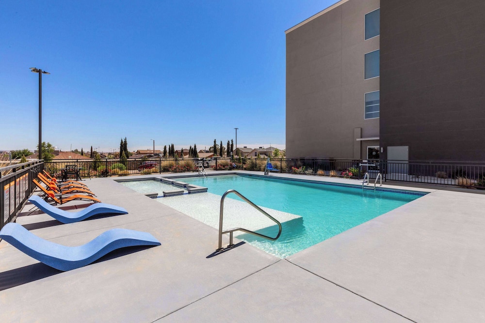 La Quinta Inn & Suites by Wyndham El Paso East Loop-375 12/27
