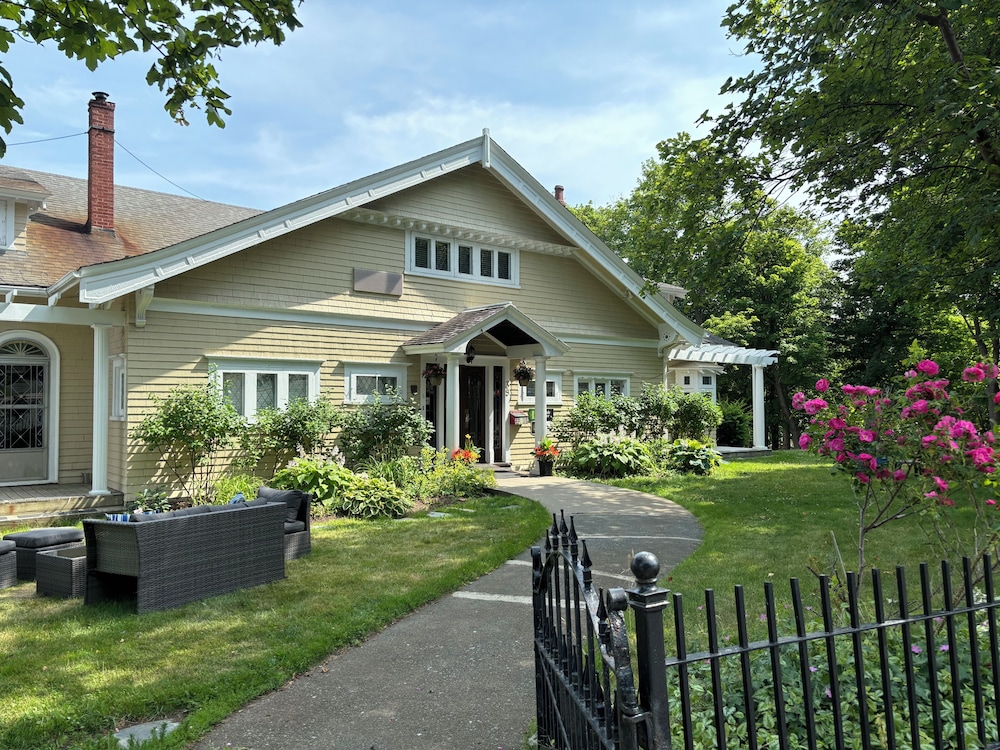 Leaside Manor By The Leaside Group 42/48